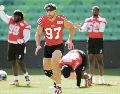 Nick Bosa. El  defensivo de los 49ers se prepara para el duelo ante los Rams en territorio australiano. AFP