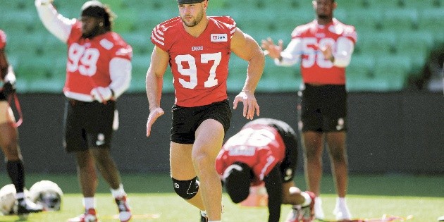 El defensivo de los 49ers se prepara para el duelo ante los Rams en territorio australiano