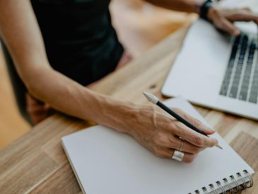 Cada modalidad ofrece ventajas diferentes que benefician nuestro día a día en el ámbito escolar, laboral, personal, etc. UNSPLASH / K. SIKKERMA
