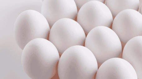 Uno de los principales beneficios de desayunar huevo diariamente es su aporte de proteína completa.  CANVA