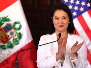La presidenta de Perú, Keiko Fujimori, reacciona durante una rueda de prensa junto al secretario de Estado de Estados Unidos, Marco Rubio, este jueves en Lima, Perú. EFE/ P. Aguilar