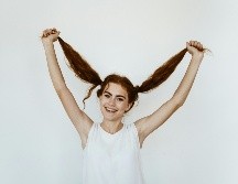 El cabello crece de forma natural, pero su apariencia depende de qué tan bien lo cuides. UNSPLASH / A. NELEN
