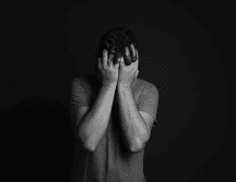 Se exige que la prevención del suicidio no solo se enfoque en la intervención clínica, sino en la creación de entornos sociales que brinden seguridad y esperanza frente a un panorama complejo. CANVA