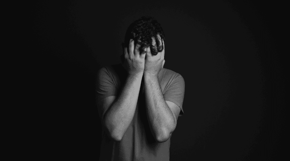 Se exige que la prevención del suicidio no solo se enfoque en la intervención clínica, sino en la creación de entornos sociales que brinden seguridad y esperanza frente a un panorama complejo. CANVA