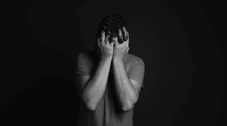 Se exige que la prevención del suicidio no solo se enfoque en la intervención clínica, sino en la creación de entornos sociales que brinden seguridad y esperanza frente a un panorama complejo. CANVA