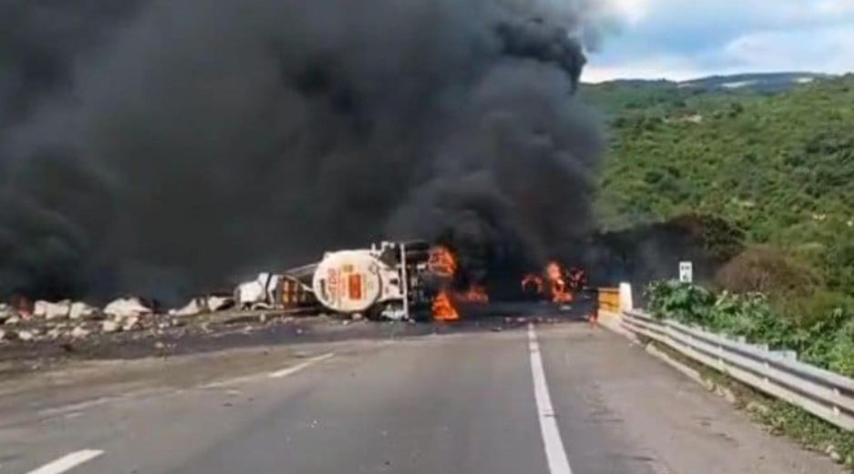 El tractocamión se volcó tras accidentarse, lo cual provocó que el vehículo pesado se incendiara. ESPECIAL/UEPCB Jalisco