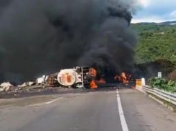 El tractocamión se volcó tras accidentarse, lo cual provocó que el vehículo pesado se incendiara. ESPECIAL/UEPCB Jalisco