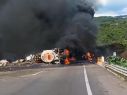 El tractocamión se volcó tras accidentarse, lo cual provocó que el vehículo pesado se incendiara. ESPECIAL/UEPCB Jalisco