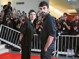 La periodista y directora Rachel Szor y el periodista y cineasta Yuval Abraham, ambos de origen israelí, asistieron a la alfombra roja para la proyección de “Naza”. EFE