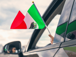 Si planeas decorar tu vehículo para celebrar el mes patrio, la recomendación principal es asegurarte de que la bandera no interfiera con la conducción ni represente un riesgo para ti o para otros automovilistas. CANVA