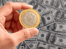 El dólar registró una ligera disminución de 0.1 por ciento frente al cierre anterior, cuando se ubicó en 16.99 pesos, de acuerdo con datos de Dow Jones. ESPECIAL/ Unsplash