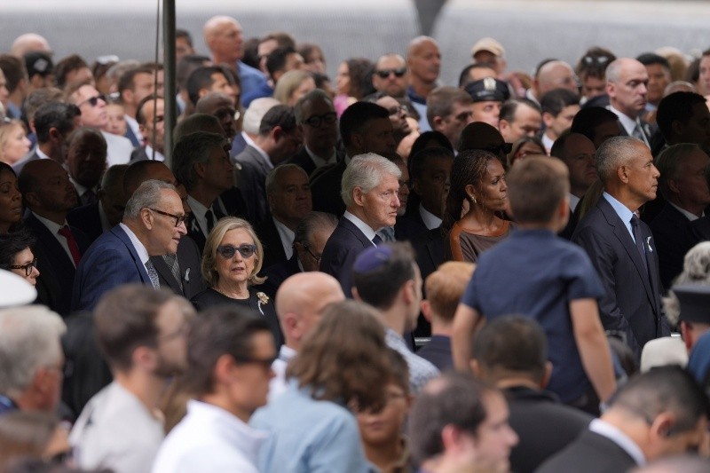 Los expresidentes de Estados Unidos, Barack Obama y Bill Clinton, junto a la exprimera dama Michelle Obama y la exsecretaria de Estado Hillary Clinton, asisten este viernes a la ceremonia en recuerdo de los atentados del 11S en Nueva York. EFE/ Octavio Guzmán