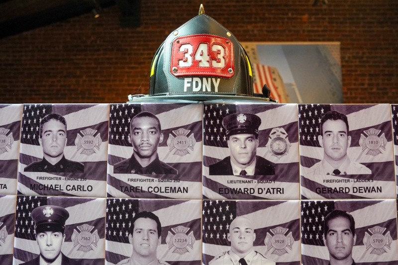 Fotografía que muestra imágenes de bomberos desaparecidos en los atentados del 11-S. EFE/ Angel Colmenares