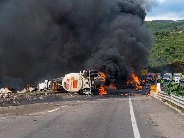 Los automovilistas que circulaban con dirección hacia Guadalajara fueron desviados desde el kilómetro 87 de Ciudad Guzmán a la Carretera Libre a GDL. ESPECIAL