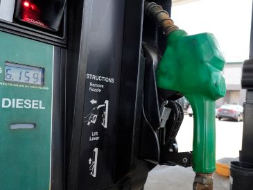 Al alza de fertilizantes, semillas y equipos se suma el aumento de precios en el diésel, factor que amenaza con golpear al sector alimentario de Estados Unidos. AP/G. Walker