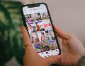 La influencia real de una tendencia no necesariamente se encuentra en cuánto tiempo permanece viral, sino en qué consigue movilizar mientras está presente. UNSPLASH