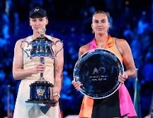 Elena Rybakina sostiene el trofeo de campeona del Abierto de Australia tras derrotar a Aryna Sabalenka,en enero de este año. Las tenistas se vuelven a encontrar en Estados Unidos. AP/D. Alangkara