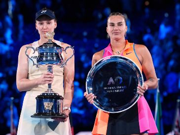 Elena Rybakina sostiene el trofeo de campeona del Abierto de Australia tras derrotar a Aryna Sabalenka,en enero de este año. Las tenistas se vuelven a encontrar en Estados Unidos. AP/D. Alangkara
