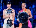 Elena Rybakina sostiene el trofeo de campeona del Abierto de Australia tras derrotar a Aryna Sabalenka,en enero de este año. Las tenistas se vuelven a encontrar en Estados Unidos. AP/D. Alangkara