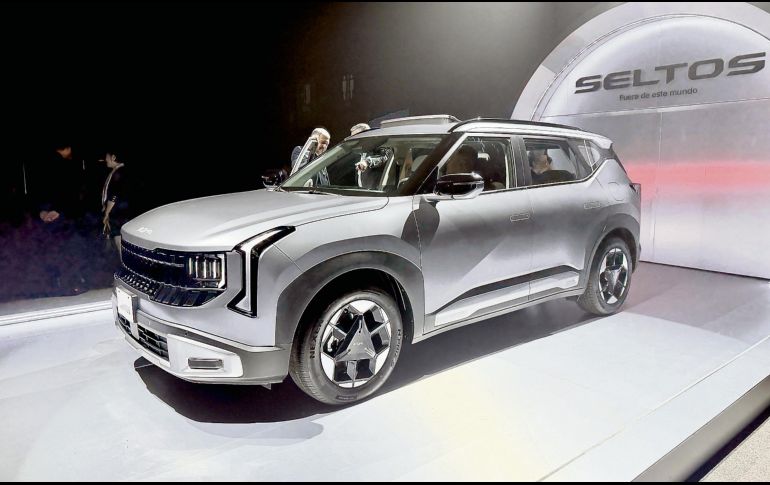 La Kia Seltos 2027 deja atrás las formas convencionales para apostar por una imagen que no pasa desapercibida. La gama llegará con versiones a gasolina y una variante híbrida. CORTESÍA