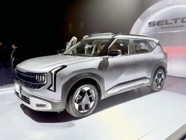 La Kia Seltos 2027 deja atrás las formas convencionales para apostar por una imagen que no pasa desapercibida. La gama llegará con versiones a gasolina y una variante híbrida. CORTESÍA