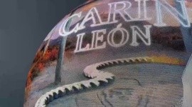 Aspectos del concierto de Carín León que llevó en la noche de este viernes. EFE / MIKAELA VIQUEIRA
