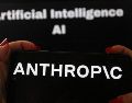Un investigador de Anthropic anunció esta semana su dimisión debido a la preocupación de que la empresa y sus competidores no estuvieran desarrollando modelos de IA de manera responsable. AFP / ARCHIVO