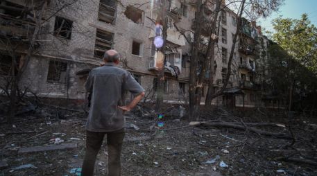 Un habitante de Donetsk observa los daños a un edificio causados por los ataques más recientes. EFE/M. Senovilla