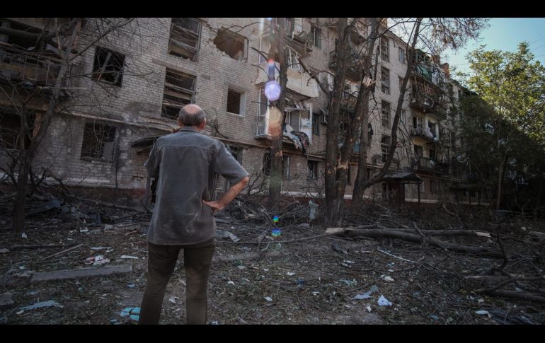 Un habitante de Donetsk observa los daños a un edificio causados por los ataques más recientes. EFE/M. Senovilla