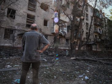 Un habitante de Donetsk observa los daños a un edificio causados por los ataques más recientes. EFE/M. Senovilla