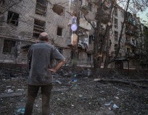 Un habitante de Donetsk observa los daños a un edificio causados por los ataques más recientes. EFE/M. Senovilla
