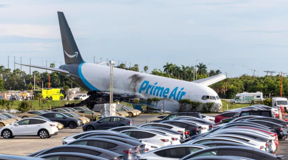 El avión de carga de Amazon impactó una camioneta donde viajaban la víctima y sus compañeros. EFE/D. Varela