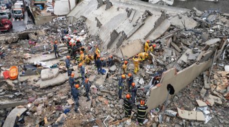 El edificio que colapsó tenía varias plantas y estaba en construcción, aunque las obras se encontraban embargadas judicialmente. EFE/I. Fontana