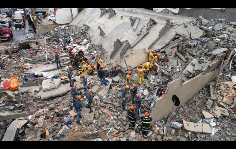 El edificio que colapsó tenía varias plantas y estaba en construcción, aunque las obras se encontraban embargadas judicialmente. EFE/I. Fontana