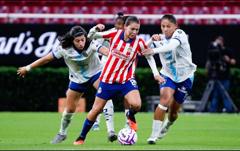 Chivas Femenil reaccionó tarde en el complemento, pero un lapidario 0-3 en la primera mitad le costó la derrota 2-3 ante Rayadas en el Estadio Akron. IMAGO7.