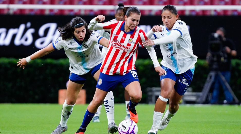 Chivas Femenil reaccionó tarde en el complemento, pero un lapidario 0-3 en la primera mitad le costó la derrota 2-3 ante Rayadas en el Estadio Akron. IMAGO7.