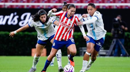 Chivas Femenil reaccionó tarde en el complemento, pero un lapidario 0-3 en la primera mitad le costó la derrota 2-3 ante Rayadas en el Estadio Akron. IMAGO7.