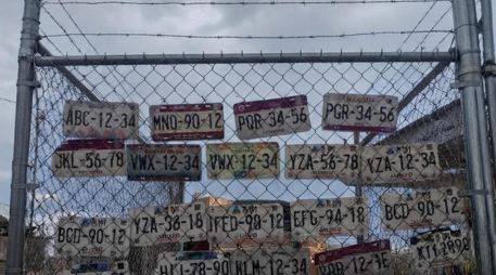Algunos vecinos han habilitado de manera informal espacios para colocar las placas encontradas y facilitar su devolución. ESPECIAL
