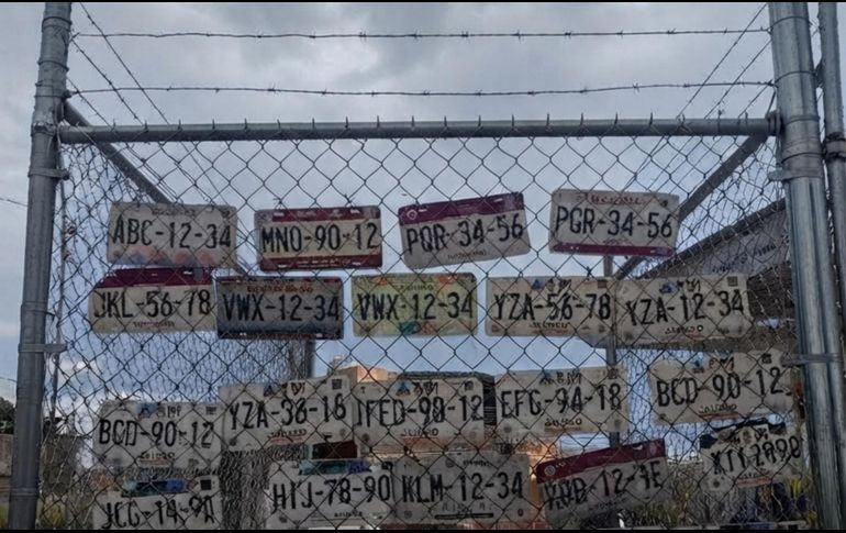 Algunos vecinos han habilitado de manera informal espacios para colocar las placas encontradas y facilitar su devolución. ESPECIAL