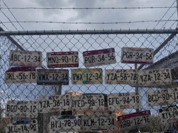Algunos vecinos han habilitado de manera informal espacios para colocar las placas encontradas y facilitar su devolución. ESPECIAL