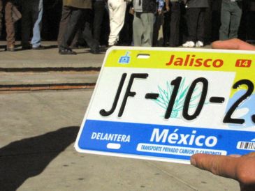 Si alguien condiciona la devolución de una placa a un pago, el propietario debe dejar claro que no entregará dinero y que optará por denunciar el robo y solicitar su reposición, que es gratuita. EL INFORMADOR/Archivo