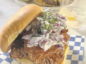 Brioche con pollo frito. ESPECIAL