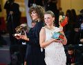 May el-Toukhy y Mathilde Arcel. La directora y la actriz posan con el León de Oro a la Mejor Película y con la Copa Volpi a la Mejor Actriz por “Woman Unknown”. AFP