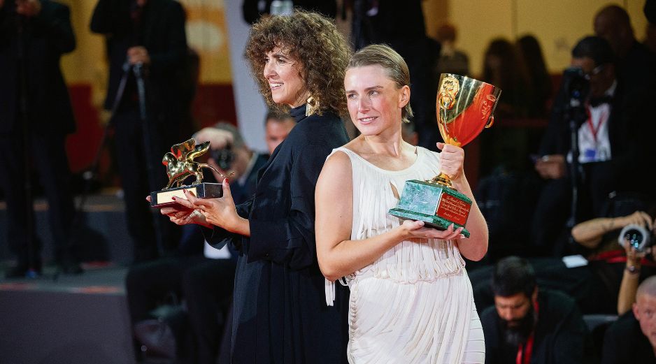 May el-Toukhy y Mathilde Arcel. La directora y la actriz posan con el León de Oro a la Mejor Película y con la Copa Volpi a la Mejor Actriz por “Woman Unknown”. AFP