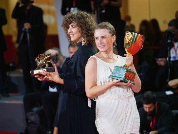 May el-Toukhy y Mathilde Arcel. La directora y la actriz posan con el León de Oro a la Mejor Película y con la Copa Volpi a la Mejor Actriz por “Woman Unknown”. AFP
