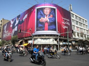 Imagen del pasado 7 de septiembre de una calle con tráfico con un cartel anti Donald Trump en Teherán. EFE/EPA/Persian Language TV Stations Outside Iran