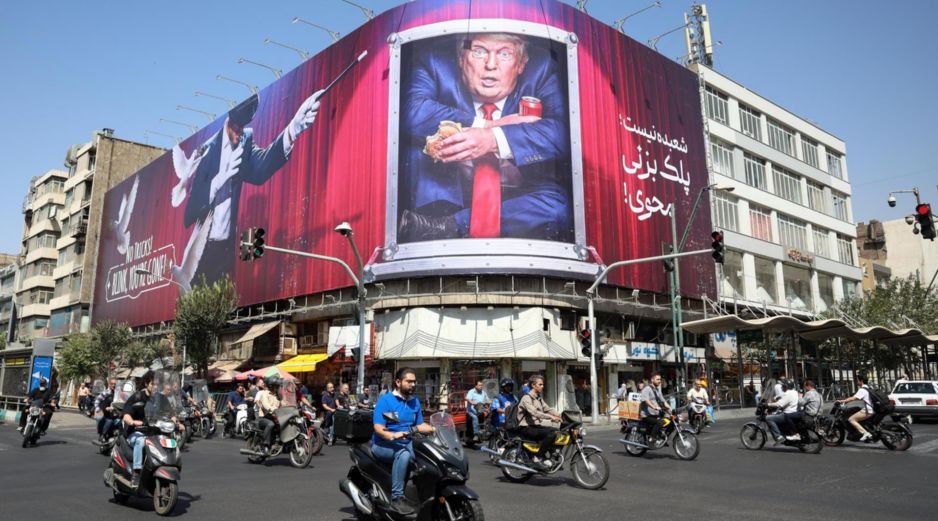 Imagen del pasado 7 de septiembre de una calle con tráfico con un cartel anti Donald Trump en Teherán. EFE/EPA/Persian Language TV Stations Outside Iran