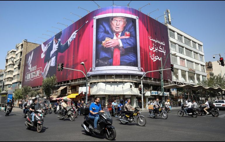 Imagen del pasado 7 de septiembre de una calle con tráfico con un cartel anti Donald Trump en Teherán. EFE/EPA/Persian Language TV Stations Outside Iran