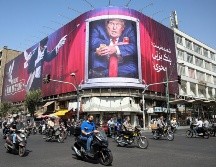 Imagen del pasado 7 de septiembre de una calle con tráfico con un cartel anti Donald Trump en Teherán. EFE/EPA/Persian Language TV Stations Outside Iran
