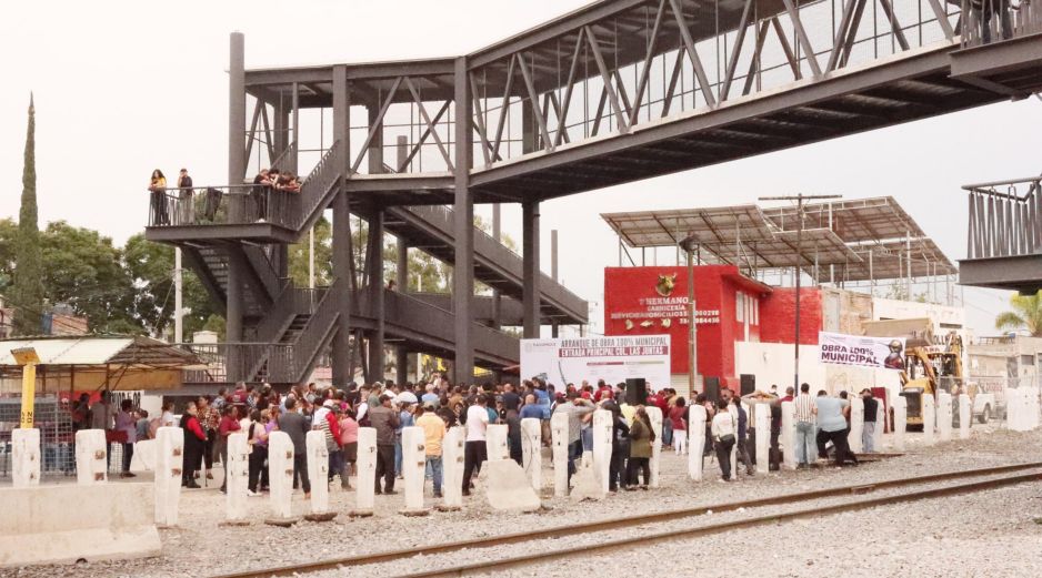 Además de la colocación de concreto hidráulico, el proyecto en Tlaquepaque contempla la rehabilitación de banquetas y la instalación de señalética. ESPECIAL